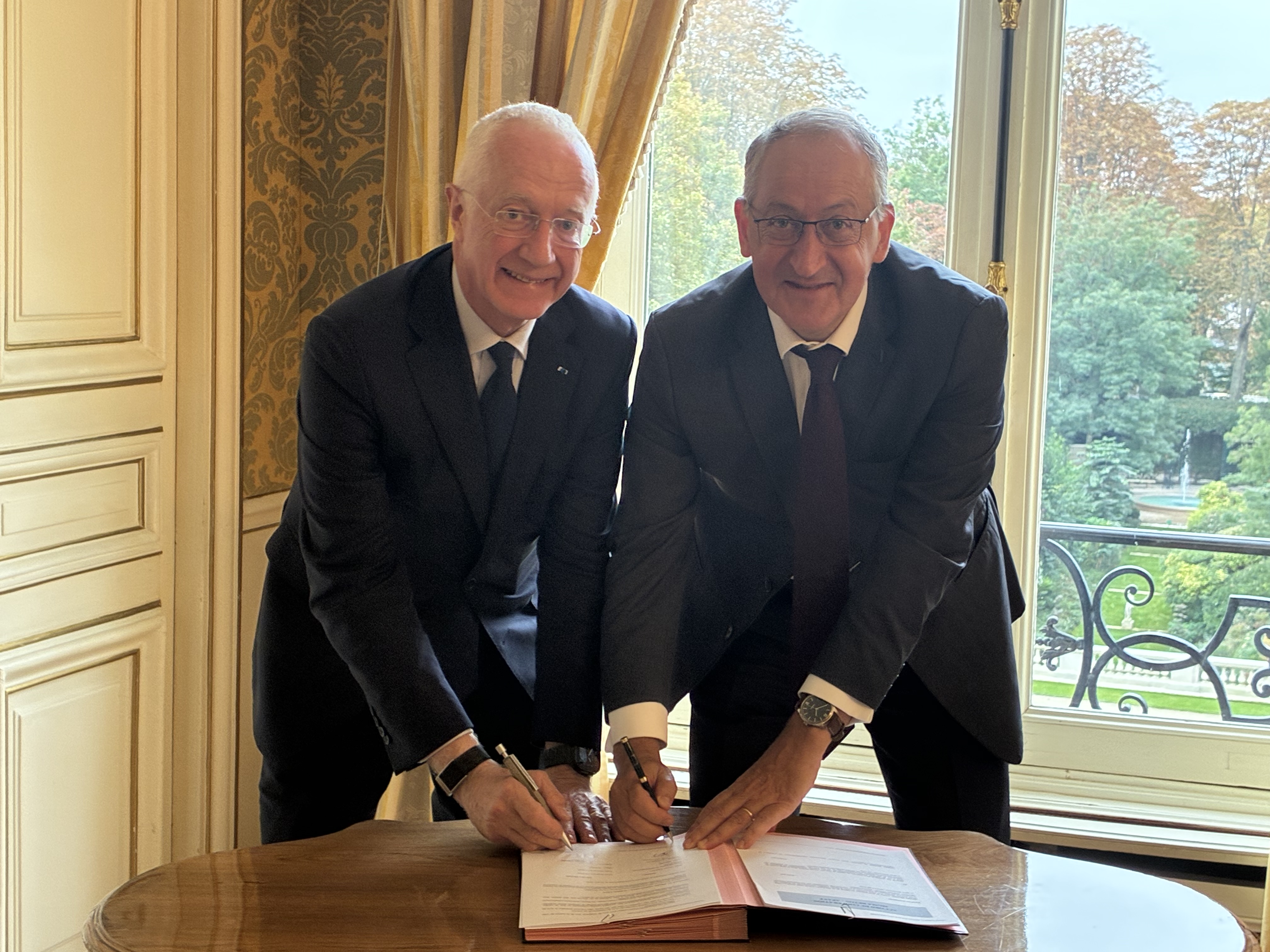 Guy Sidos, Président-directeur général du groupe Vicat, et Philippe Maillard, Directeur général  du Groupe Apave, lors de la signature du partenariat entre Sigma Béton et l'Apave au Cercle de l'Union - ©Vicat // Cliquez ici pour télécharger la photo
