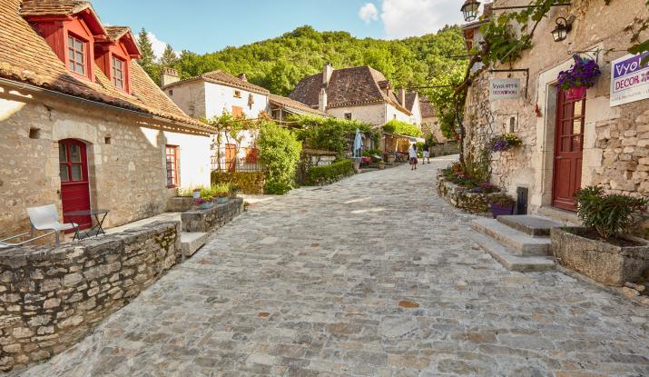 Saint-Cirq-Lapopie: paving the streets
