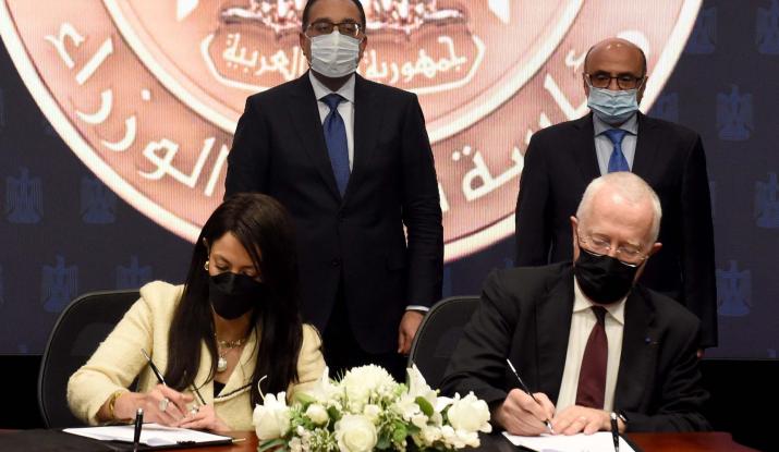 Signature de l'accord par les deux représentants