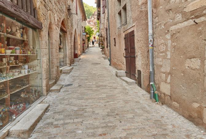 Saint-Cirq-Lapopie: paving the streets