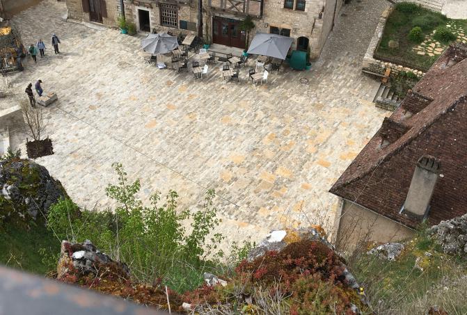 Saint-Cirq-Lapopie: paving the streets