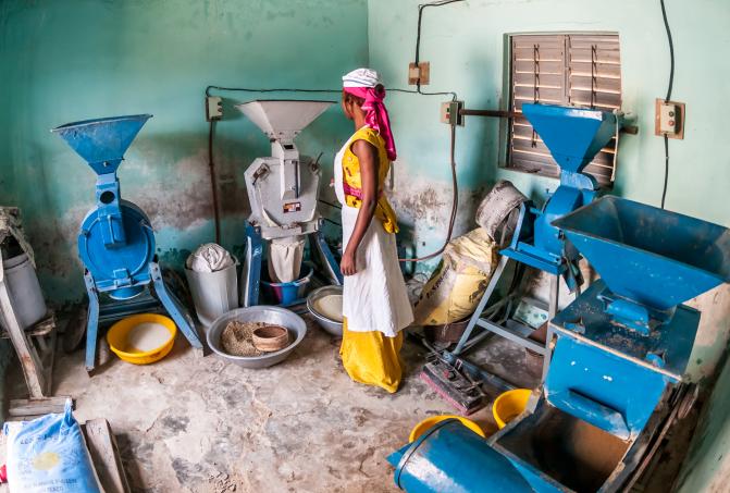 Femme sénégalaise au sein de la Fondation Sococim