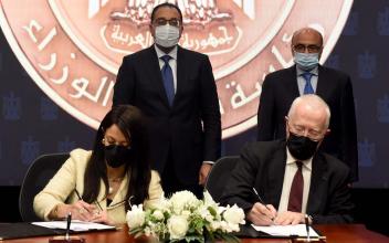 Signature de l'accord par les deux représentants